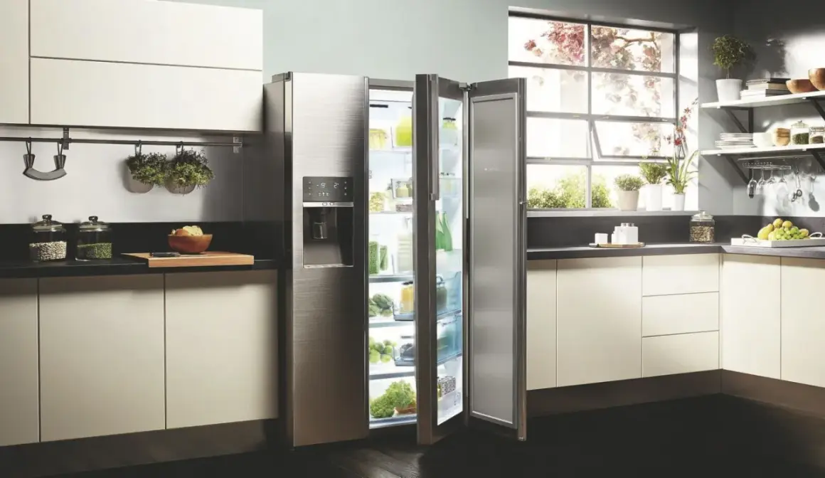 Cuisine moderne avec réfrigérateur ouvert, rempli de produits frais. L'inconvénient froid statique est évité grâce à une organisation optimale.
