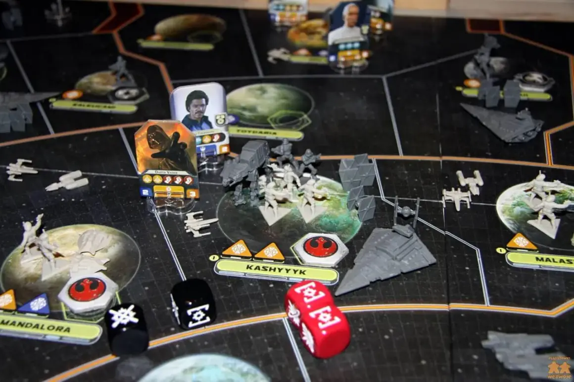Bitwa na Kashyyyk w grze Star Wars. Darth Vader i jego wojska walczą z rebeliantami.