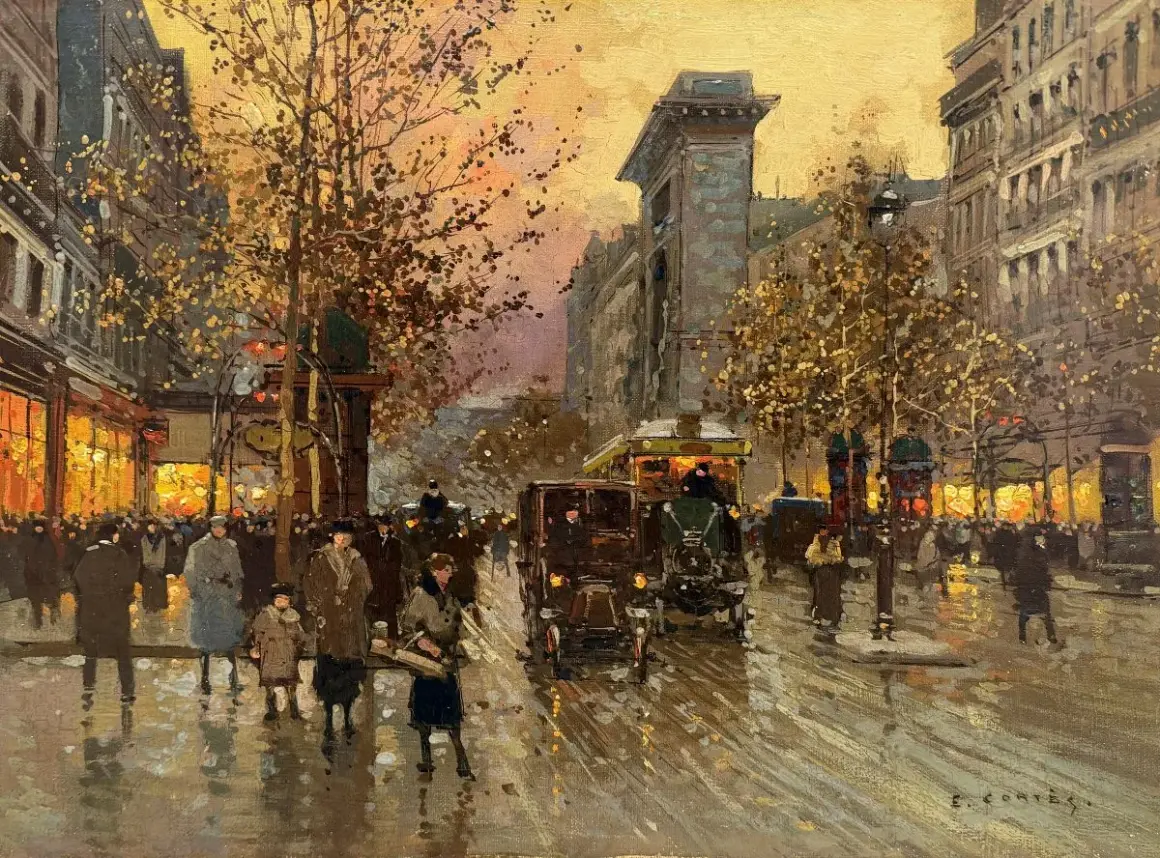 Scène parisienne animée par Édouard Cortés peintre, avec des fiacres, des voitures anciennes et des passants sous un ciel crépusculaire.