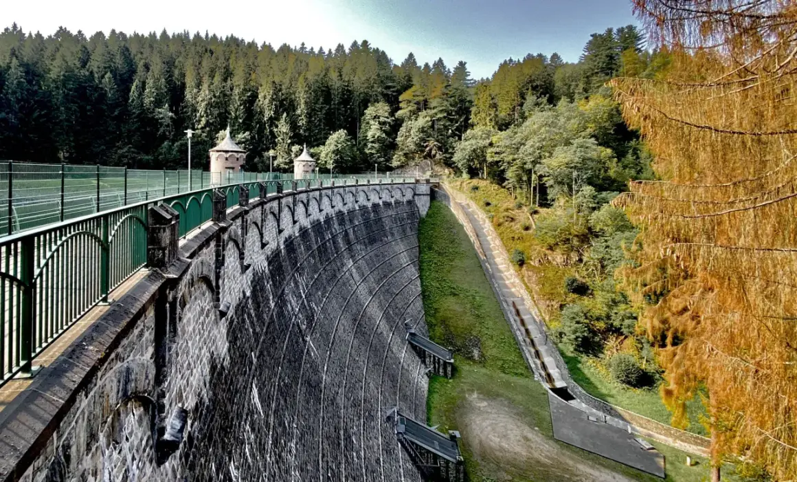 Die imposante Staumauer mit ihren Türmchen ist Teil der Solingen Route. Umgeben von dichtem Wald, bietet sie einen beeindruckenden Anblick.