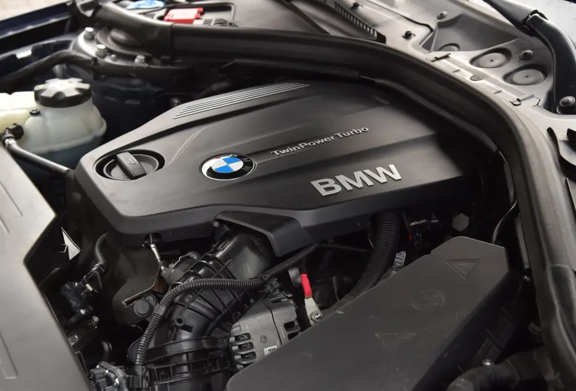 Silnik BMW F31 2.0 diesel z napisem TwinPower Turbo.