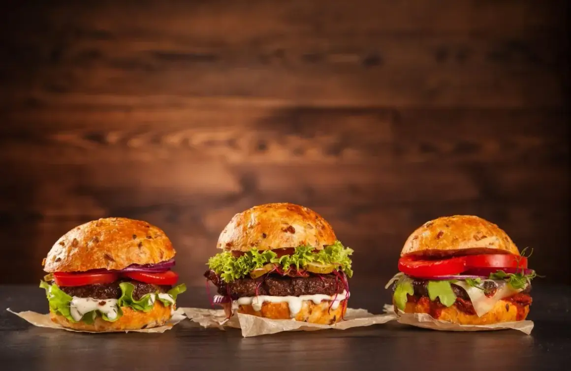 Ile kalorii ma burger? Od 500 do 900+! Jedz mądrze