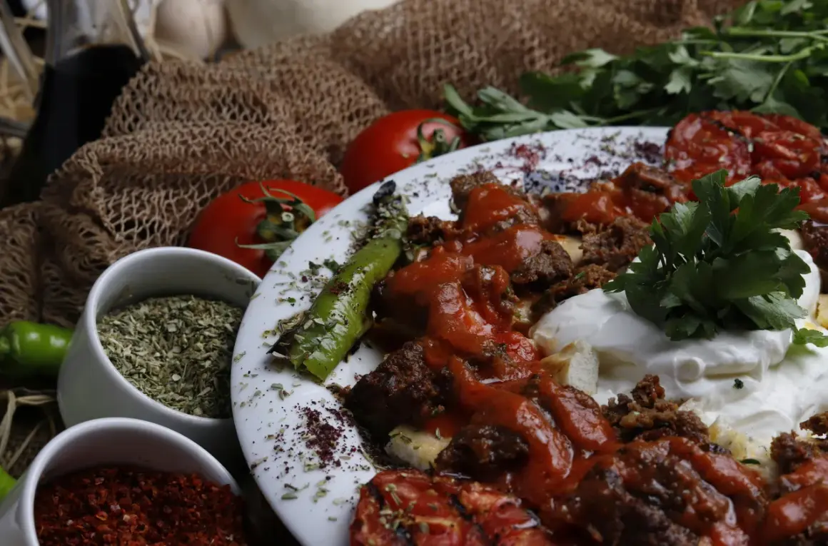 Würziges Gericht mit Hackfleisch, Tomaten und Paprika. Sumach-Verwendung zeigt sich in der rubinroten Gewürzmischung, die für Farbe und Aroma sorgt.