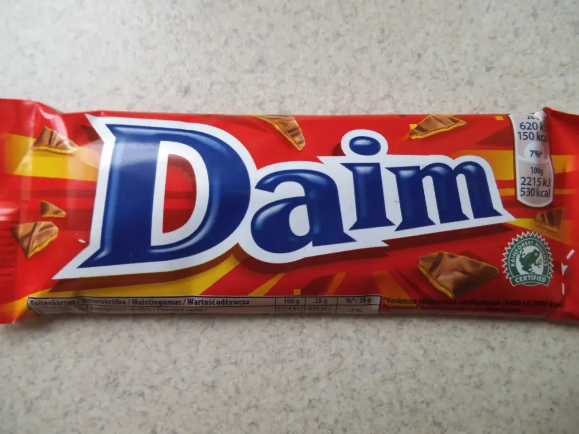 Czekolada Daim z chrupiącym karmelem. 100g to 530 kcal, co daje sporą dawkę energii, niczym w Kinder Country.