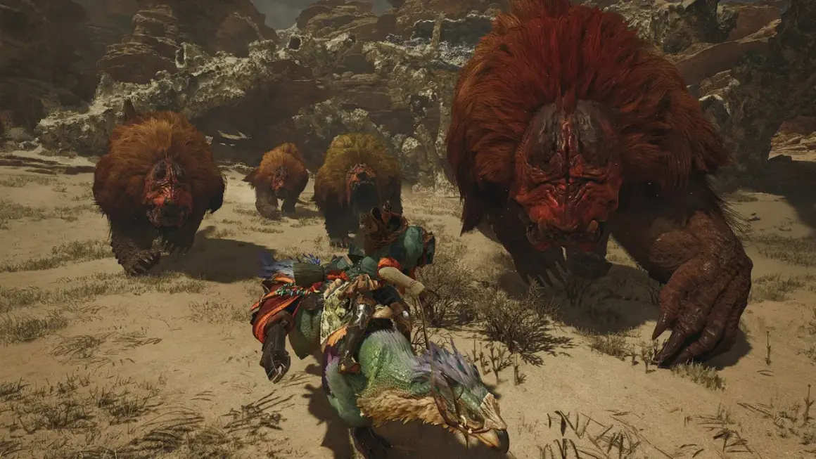 Łowca na grzbiecie zielonego potwora ucieka przed grupą futrzastych bestii w grze **Monster Hunter Online**.