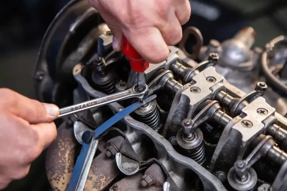 Mechanik reguluje zawory silnika, używając klucza i szczelinomierza. Precyzyjna regulacja zapewnia optymalne działanie, zgodnie z tabelą luzów zaworowych.