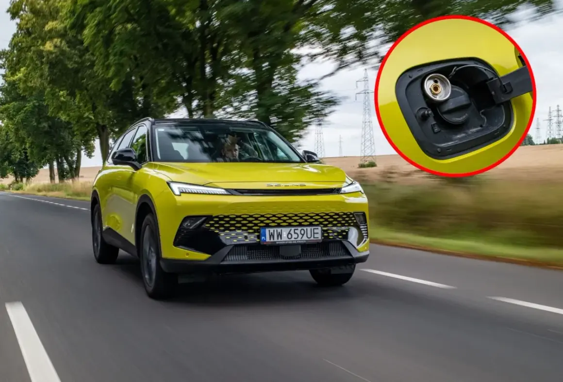 Żółty SUV z fabrycznym LPG na drodze. W powiększeniu widać korek wlewu gazu.