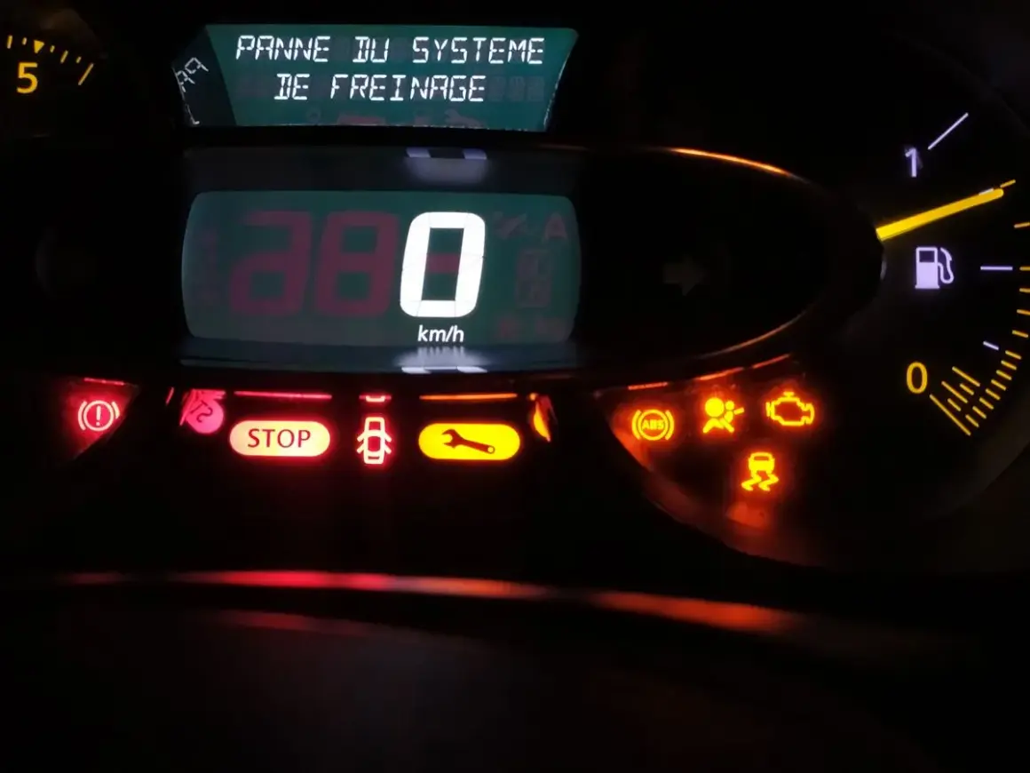Po przekręceniu kluczyka nie świecą kontrolki, a na wyświetlaczu widnieje komunikat "PANNE DU SYSTEME DE FREINAGE".