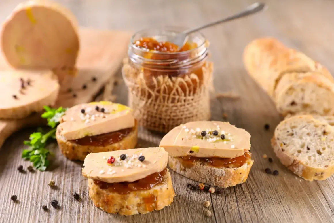 Tranches de foie gras sur pain grillé avec confiture, poivre et sel. Un délice qui, malgré sa richesse, peut avoir des bienfaits pour la santé.