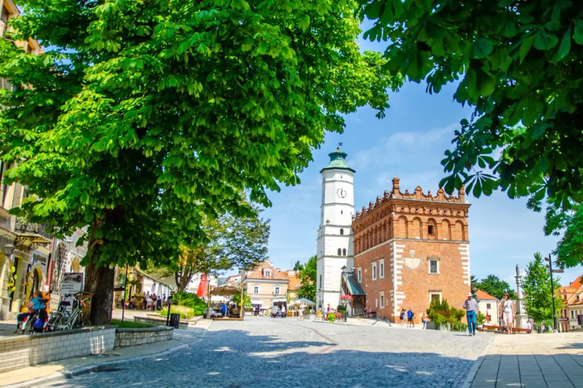 Sandomierz: Rynek z Ratuszem i Wieżą Szlachecką, idealne miejsce na odkrywanie nietypowych atrakcji i urokliwych zakątków.