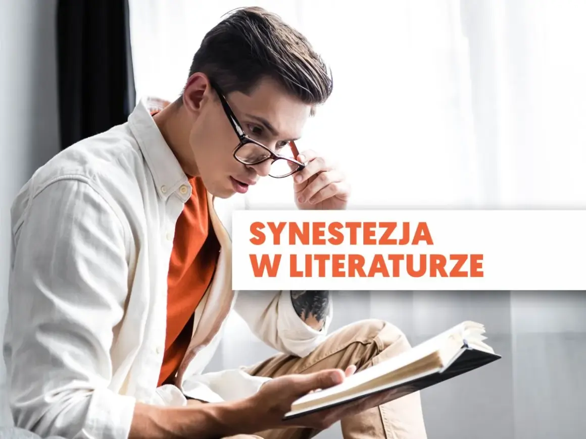 Młody mężczyzna w okularach czyta książkę. Tekst na obrazie wyjaśnia, co to synestezja w literaturze, opisując zjawisko przenikania się zmysłów w tekstach.