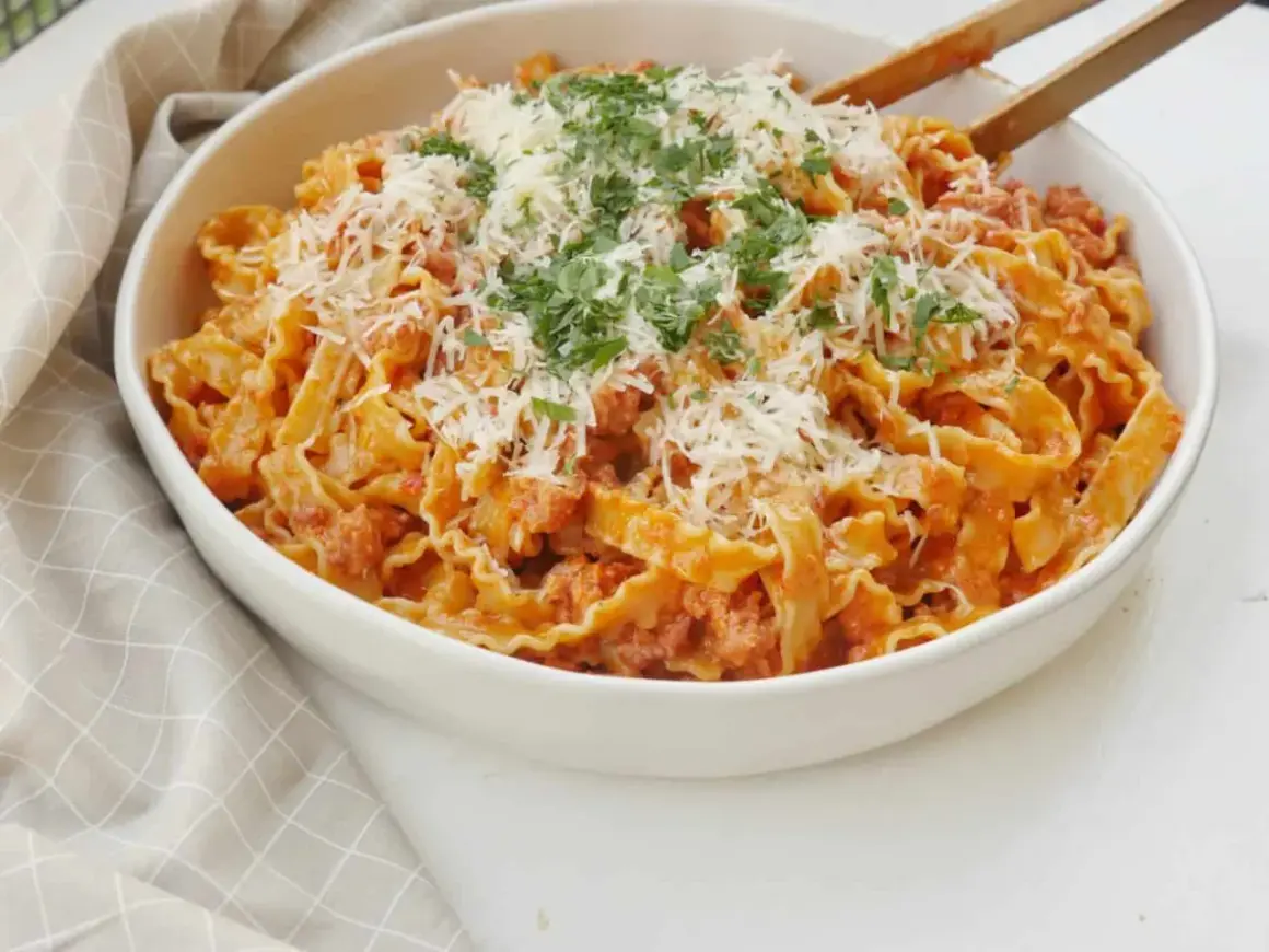 En stor skål med salsicciapasta, toppad med riven parmesan och persilja. Benjamin skulle älska denna krämiga rätt!