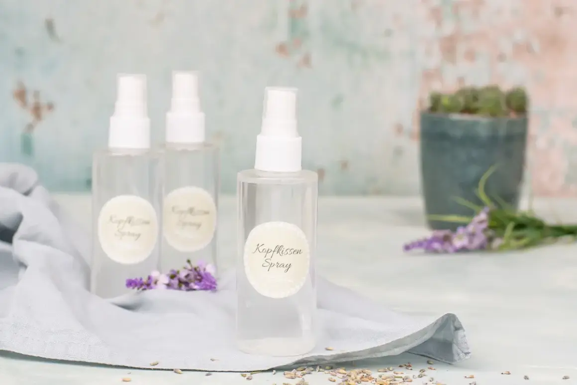 Drei Sprühflaschen mit Lavendelduft, perfekt zum Kissenspray selber machen. Ein Hauch von Entspannung für Ihr Zuhause.
