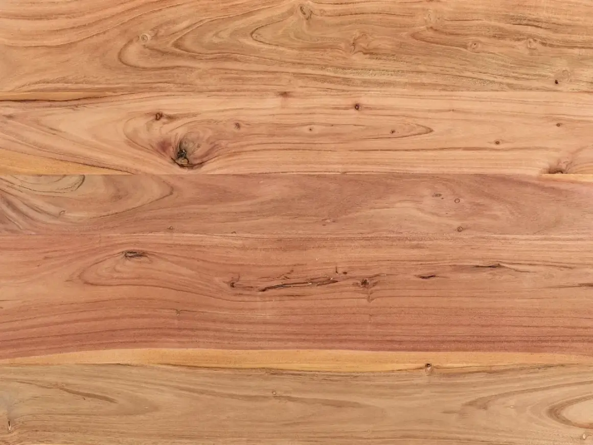 Holzmaserung von Akazienholz, ideal für die Akazienholz Pflege. Natürliche Brauntöne mit Astlöchern.