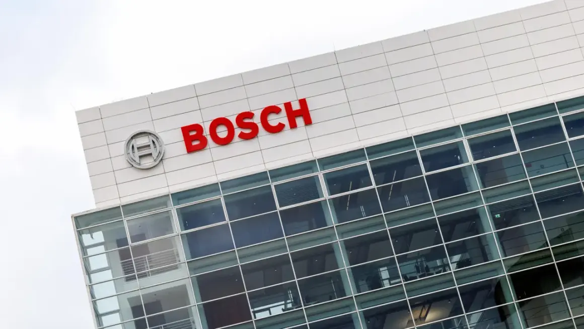 Le bâtiment de Bosch, qui fabrique la marque Bosch, avec son logo rouge vif sur fond blanc et ses grandes fenêtres.