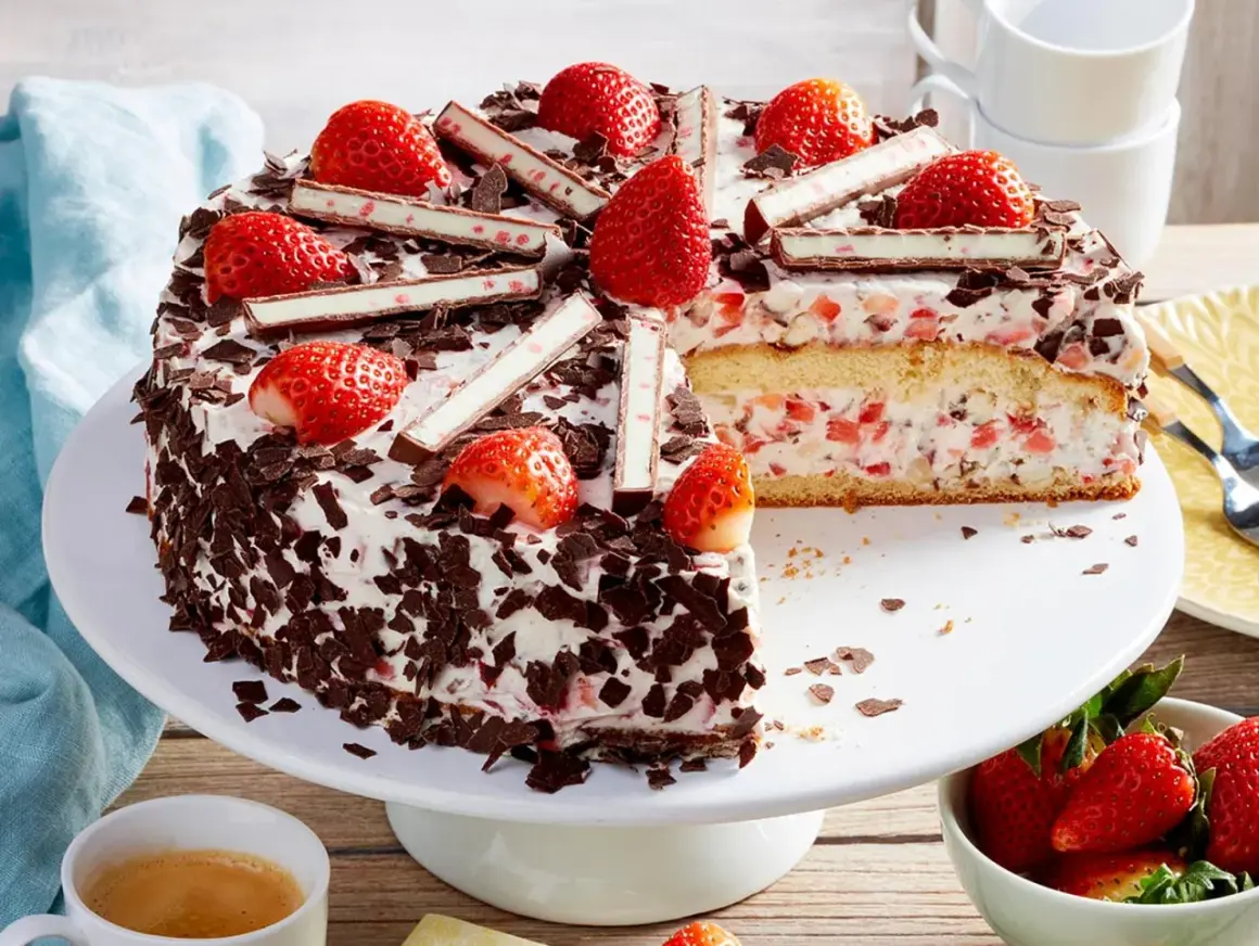 Eine köstliche Yogurette Torte mit frischen Erdbeeren und Schokostückchen, bereit zum Genießen.