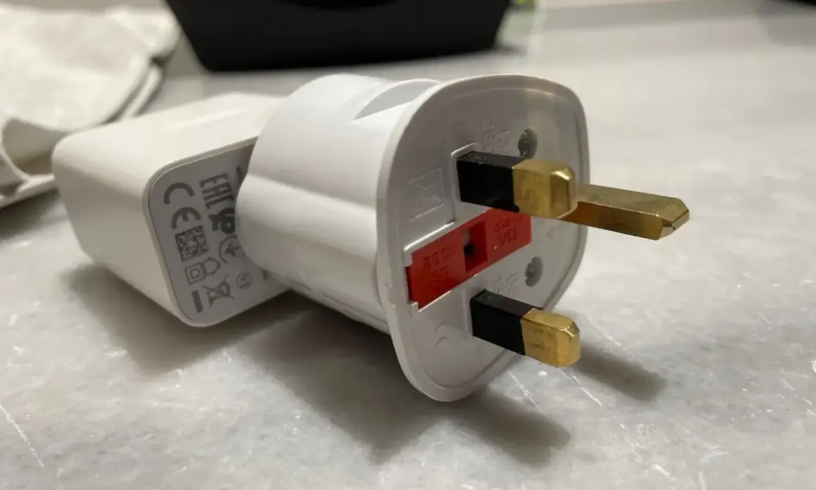 Adapter do gniazdek w Grecji, z trzema bolcami i bezpiecznikiem.