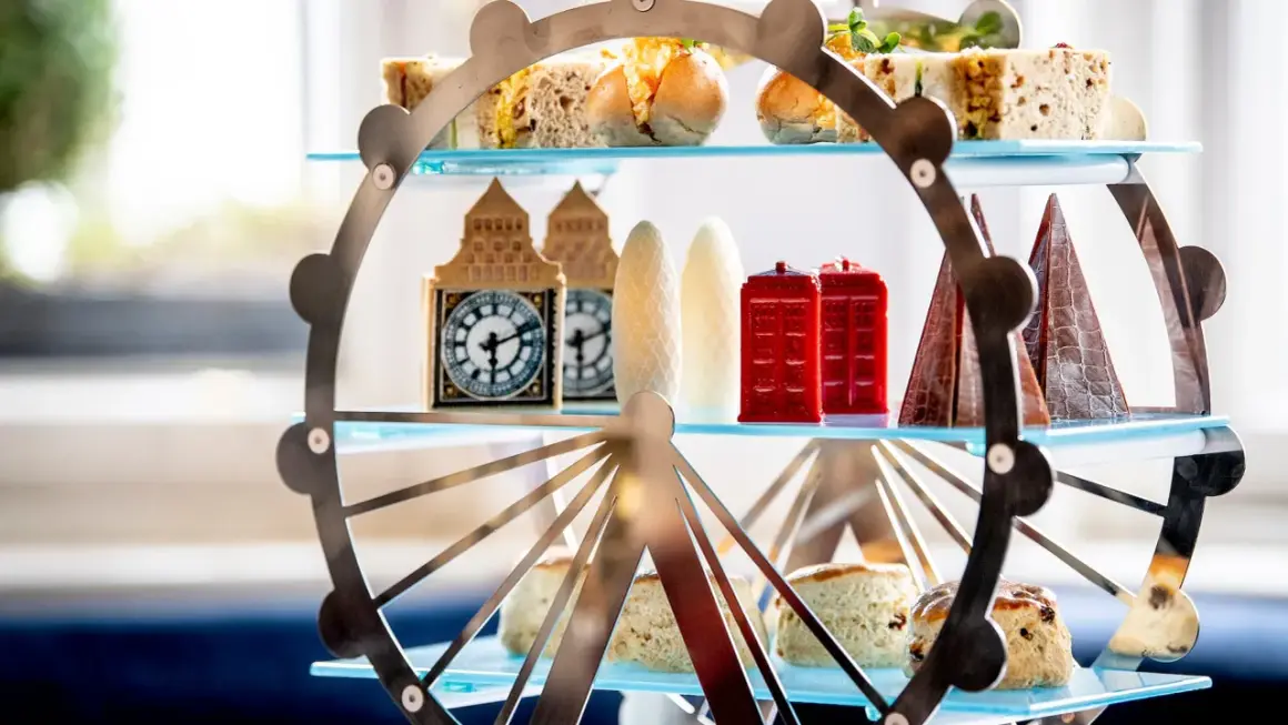 Delicioso hora del te en inglaterra con dulces que imitan el Big Ben, cabinas telefónicas rojas y el London Eye.