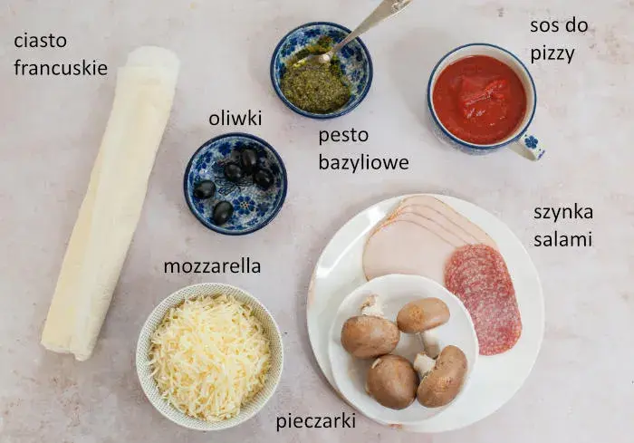 Jak układać składniki na pizzę, aby uniknąć przemakania ciasta