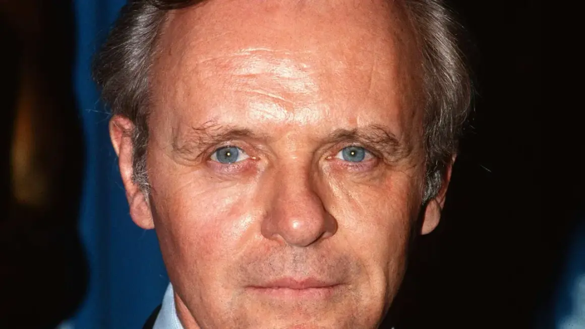 Nahaufnahme von Sir Anthony Hopkins, dessen blaue Augen und Falten an seine ikonischen Rollen in **filme von Anthony Hopkins** erinnern.