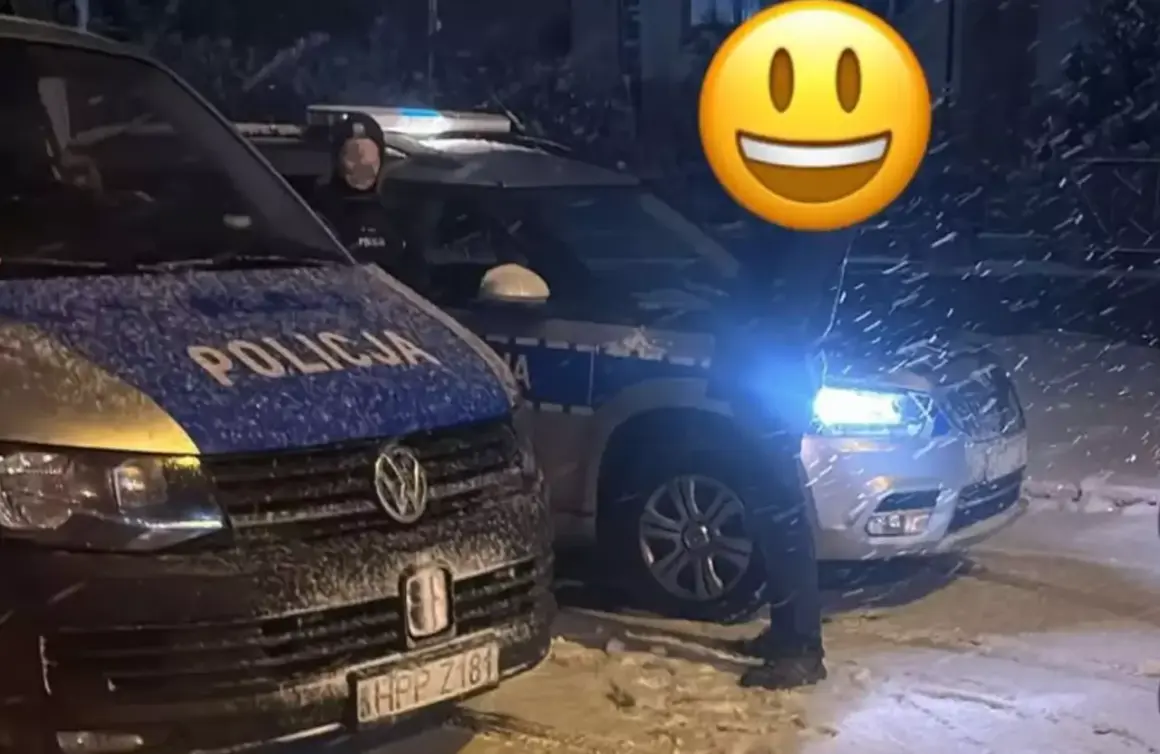 Policjanci w śnieżną noc, jeden z nich wyłącza silnik na postoju, obok radiowóz.
