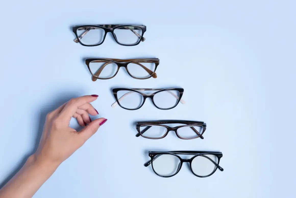 Dłoń wybiera okulary. Czy to będzie ta para, na którą czekałam, by zrealizować recepta na okulary NFZ?