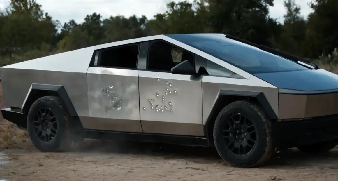 Tesla Cybertruck ile kosztuje? Ten pancerny pojazd z widocznymi śladami po kulach wygląda imponująco.