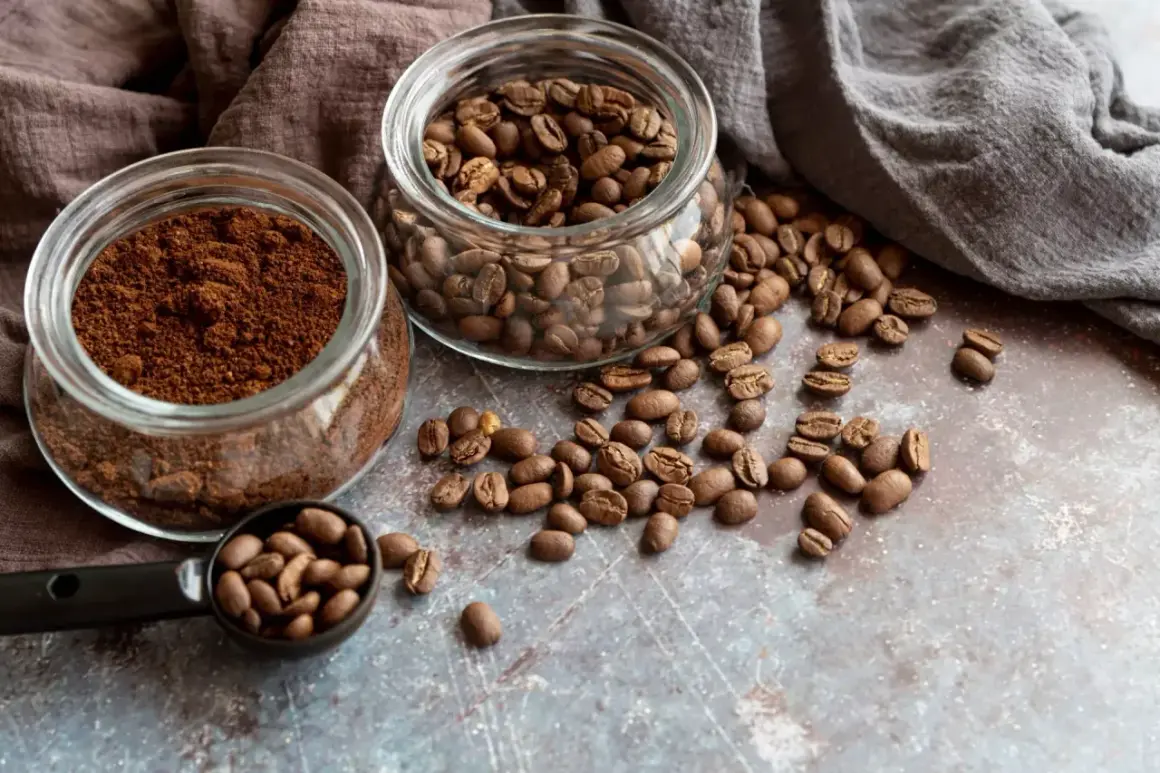 Due barattoli di vetro, uno con caffè macinato e l'altro con caffè in grani, con chicchi sparsi. Quale scegliere per il tuo caffè perfetto?