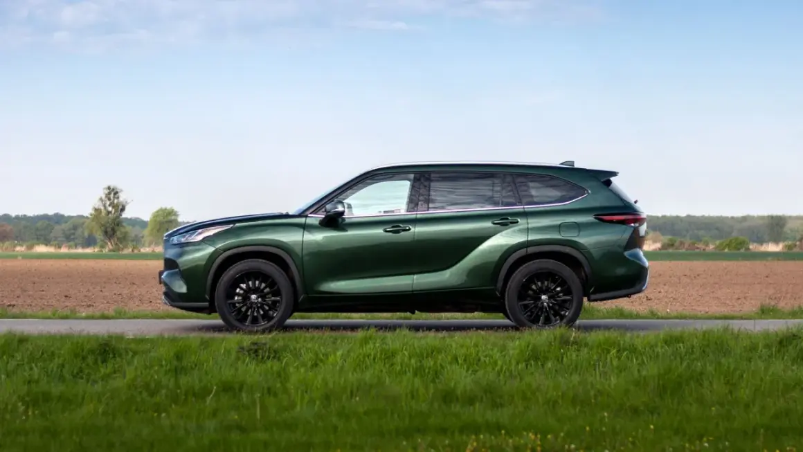 Zielony Toyota Highlander na tle pól. Zastanawiasz się nad jego **spalanie**?