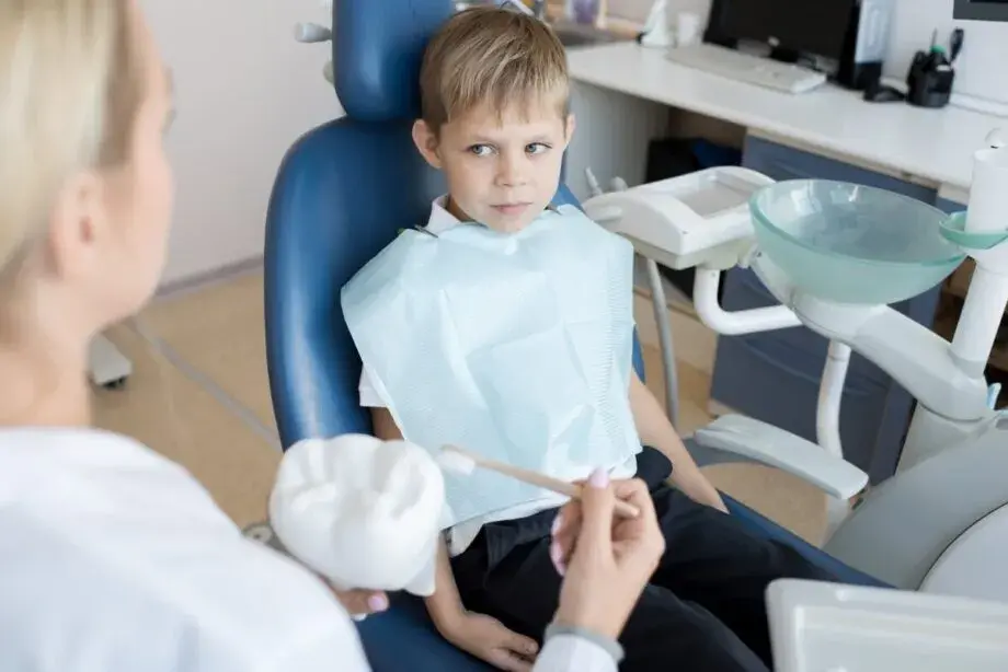 Uspokój dziecko przed dentystą: Skuteczne metody i porady eksperta