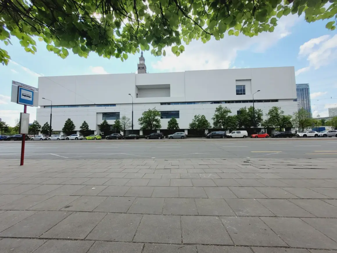 Muzeum sztuki nowoczesnej na Placu Defilad: co warto wiedzieć?
