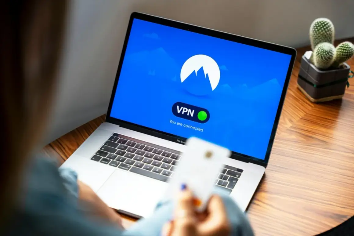 Osoba korzysta z laptopa z aktywnym połączeniem Nord VPN. Sprawdza nord vpn cena, by zapewnić sobie bezpieczeństwo online.