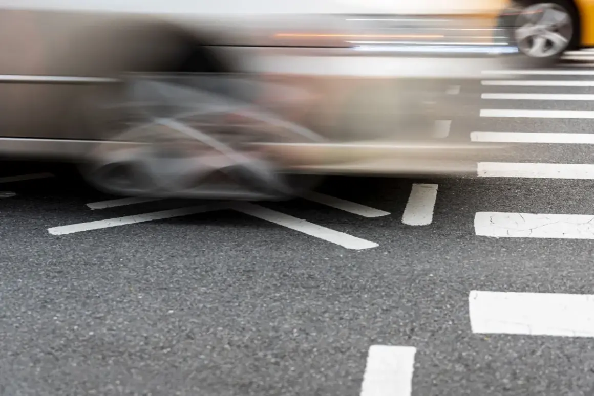 Rozmyty autobus przejeżdża przez pasy. Czy to bus pas dla kogo?