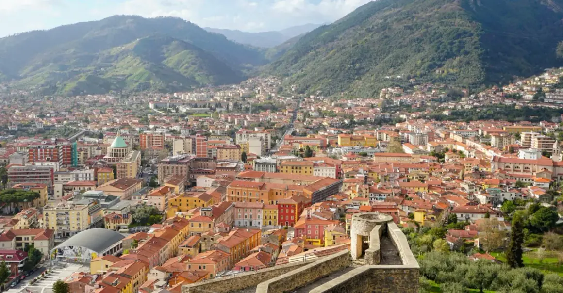 Panoramica di San Carlo Massa, con case dai tetti rossi che si estendono fino alle colline verdi.