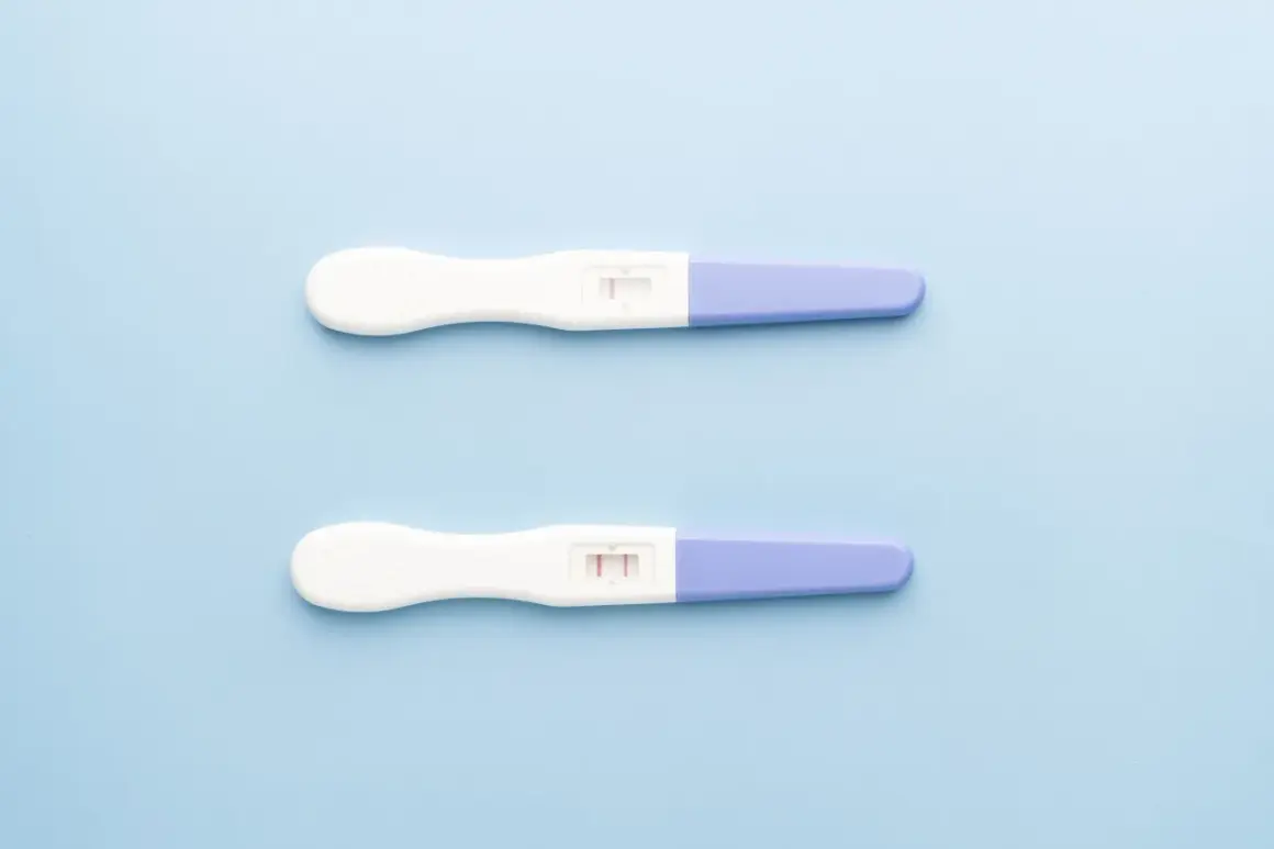 Dwa testy ciążowe na jasnoniebieskim tle. Jeden pokazuje jeden pasek, drugi dwa. Kiedy zrobić test ciążowy?