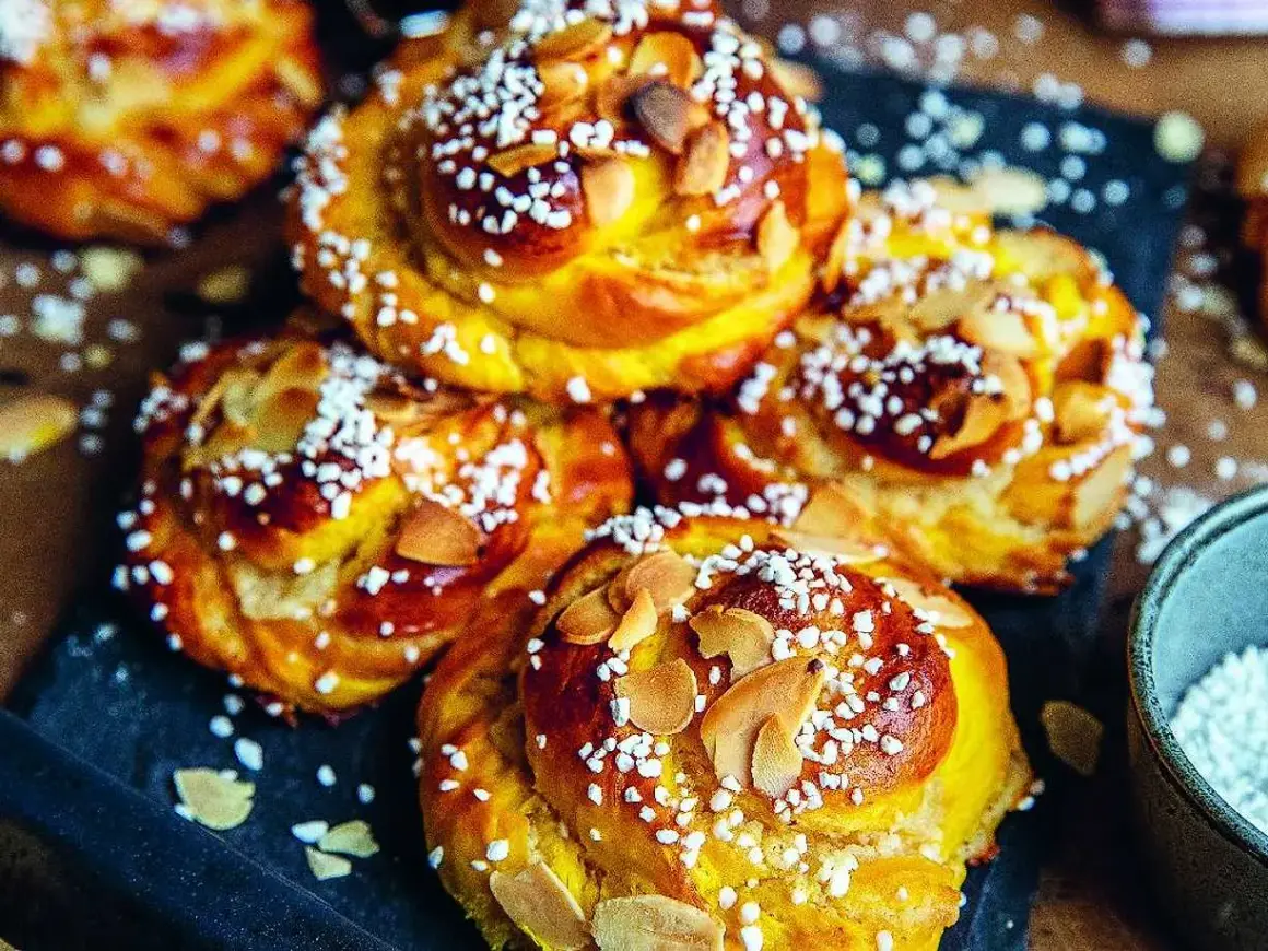 Fredriks fika: gyllene saffransbullar med mandelmassa, toppade med pärlsocker och mandelflagor. En härlig syn!
