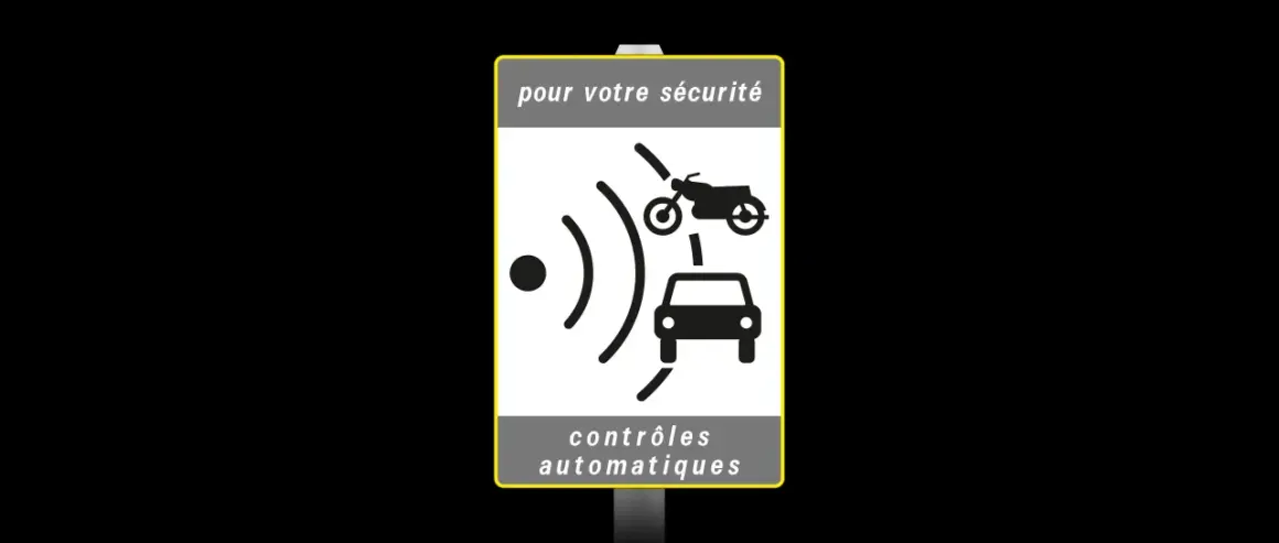 Panneau radar : ce panneau indique des contrôles automatiques de vitesse pour voitures et motos, pour votre sécurité.