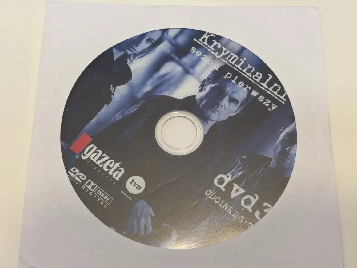 Płyta DVD z serialem "Kryminalni", sezon pierwszy, odcinki 6-7. Wydanie Gazety Wyborczej.