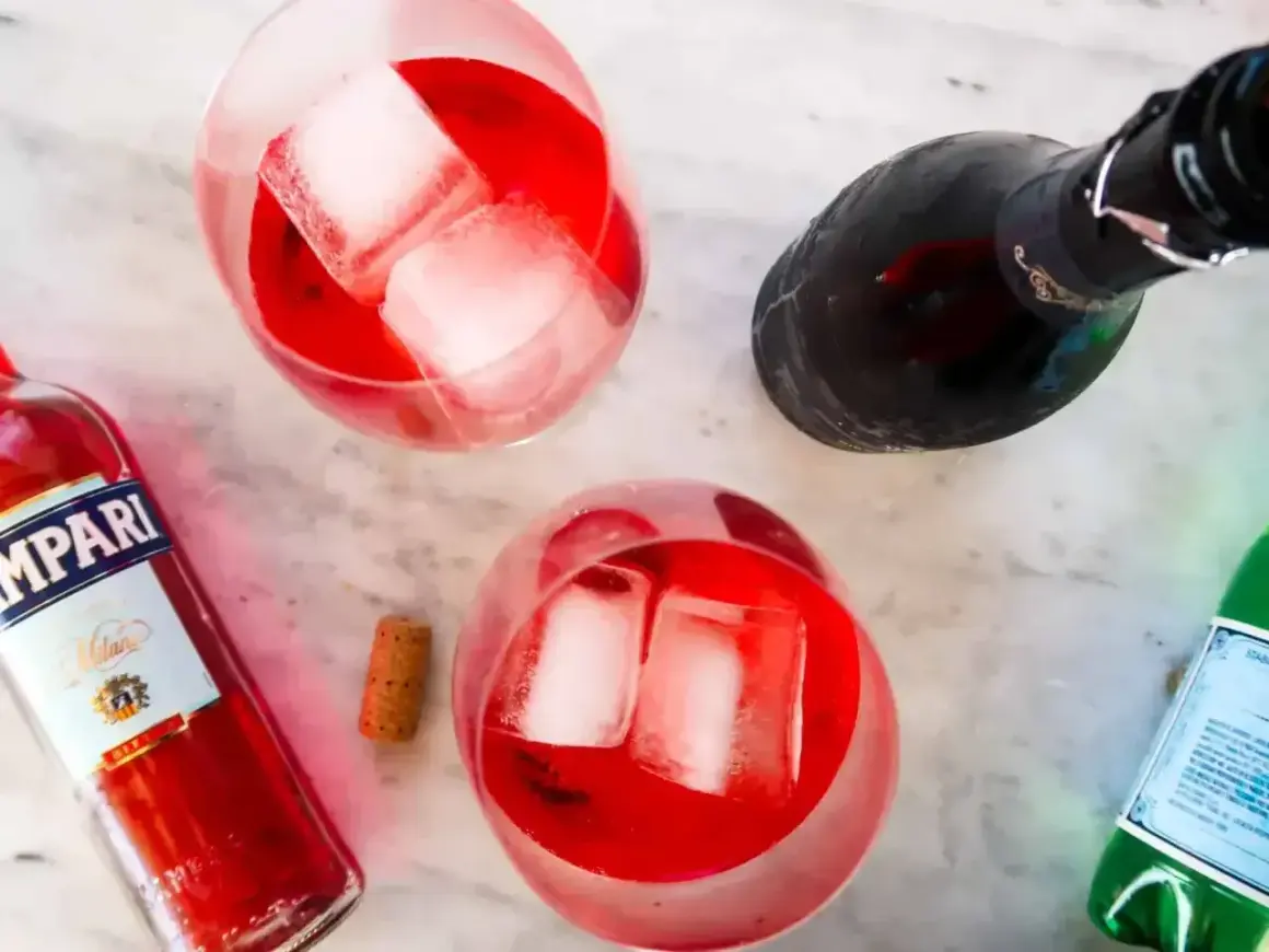 Dwa orzeźwiające drinki z campari, lodem i butelką tego włoskiego likieru. Idealne na letnie popołudnie.