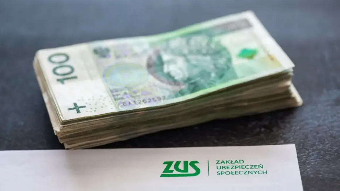 Stos banknotów 100 zł obok dokumentu ZUS. Może to symbolizować zarabianie na kontach bankowych lub oszczędzanie na przyszłość.