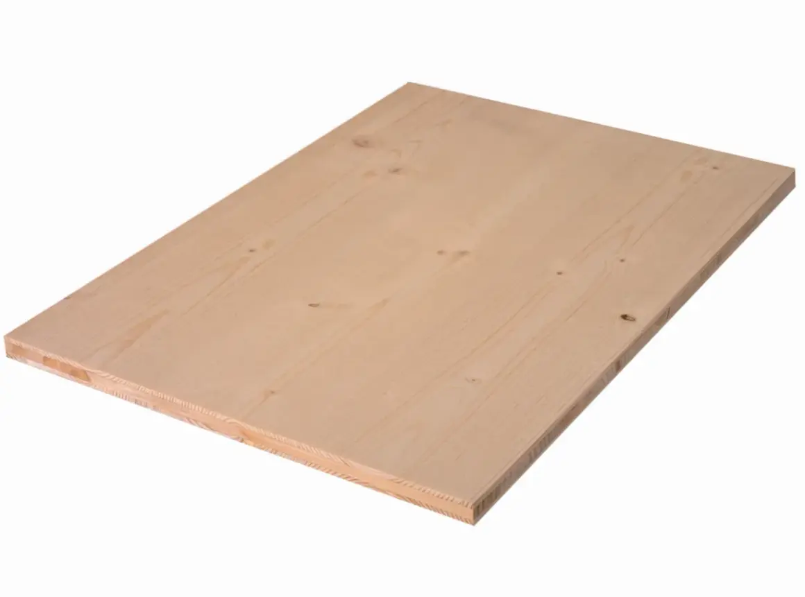 Planche de bois clair, un tripli épicéa aux veines fines et nœuds discrets, prête à être transformée.