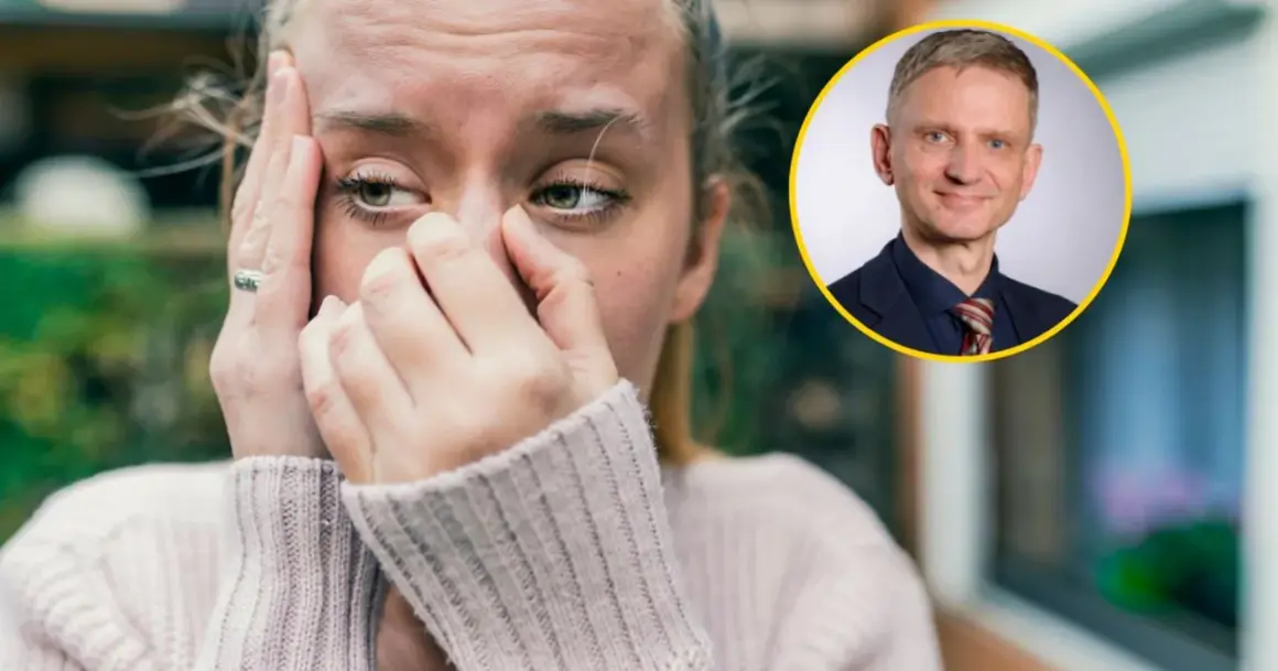 Zmartwiona kobieta z dłońmi na twarzy, obok uśmiechnięty mężczyzna. Czy to początek utraty pamięci?