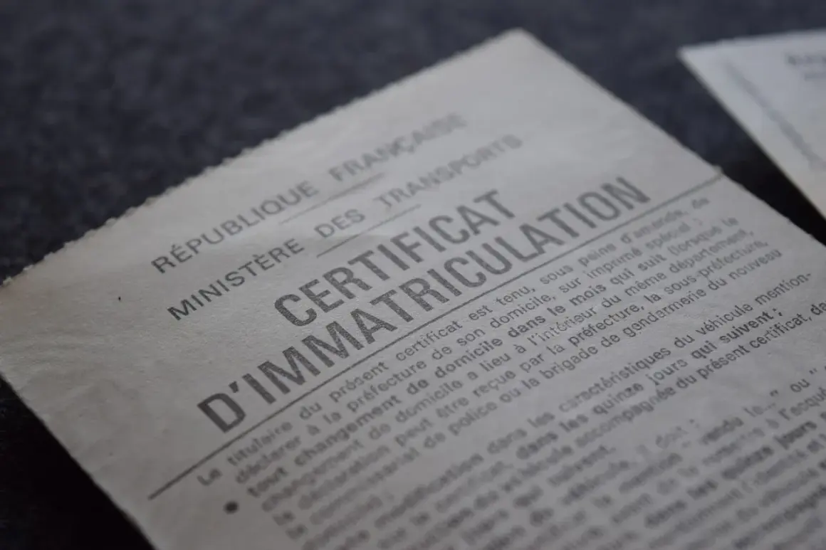 Certificat d'immatriculation français, mentionnant les obligations du titulaire. Un inconvénient carte grise collection peut être la complexité des démarches administratives.