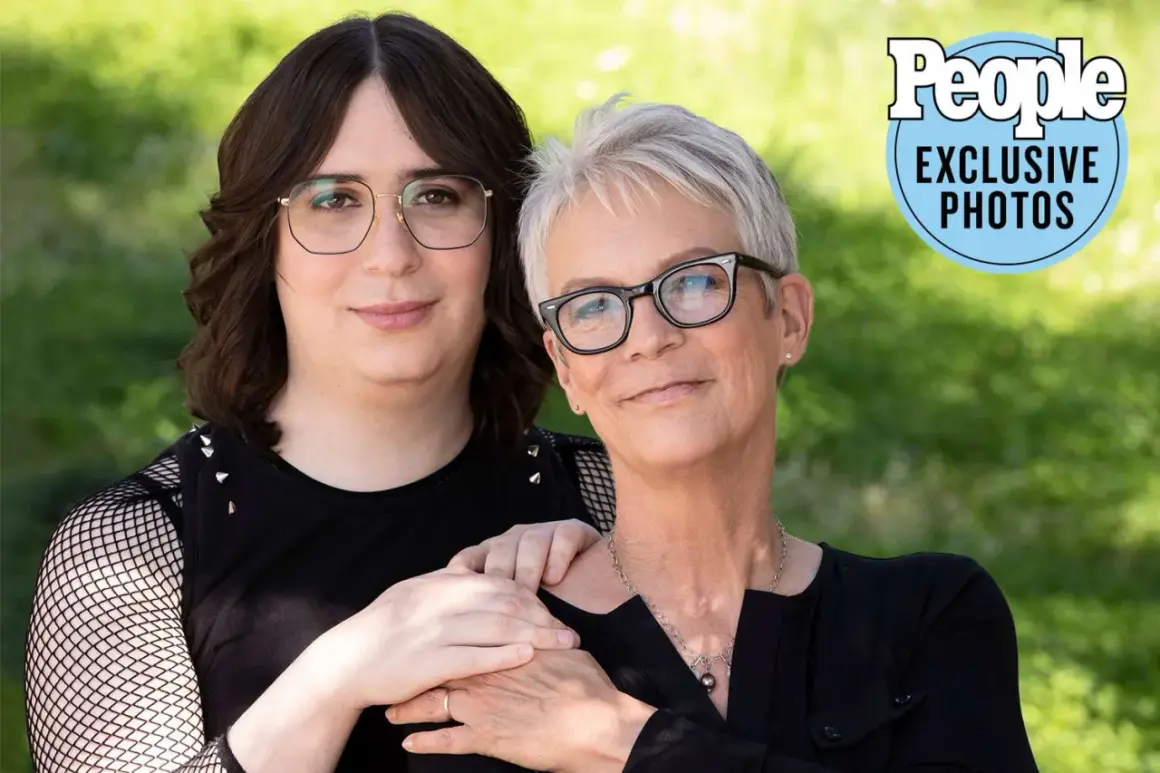 Jamie Lee Curtis och hennes dotter Ruby, en stolt ruby guest, ler mot kameran utomhus.