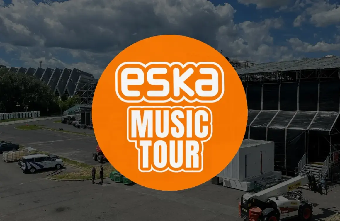 Pomarańczowe koło z napisem "ESKA MUSIC TOUR" na tle sceny koncertowej i parkingu.