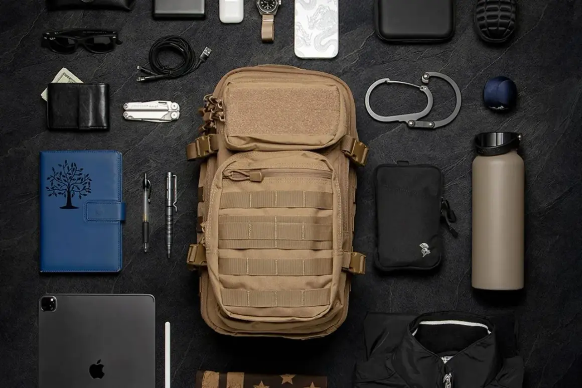 Un bolso molle de color caqui, listo para la aventura, rodeado de elementos esenciales: cartera, navaja, tablet, bolígrafos, botella de agua y más.