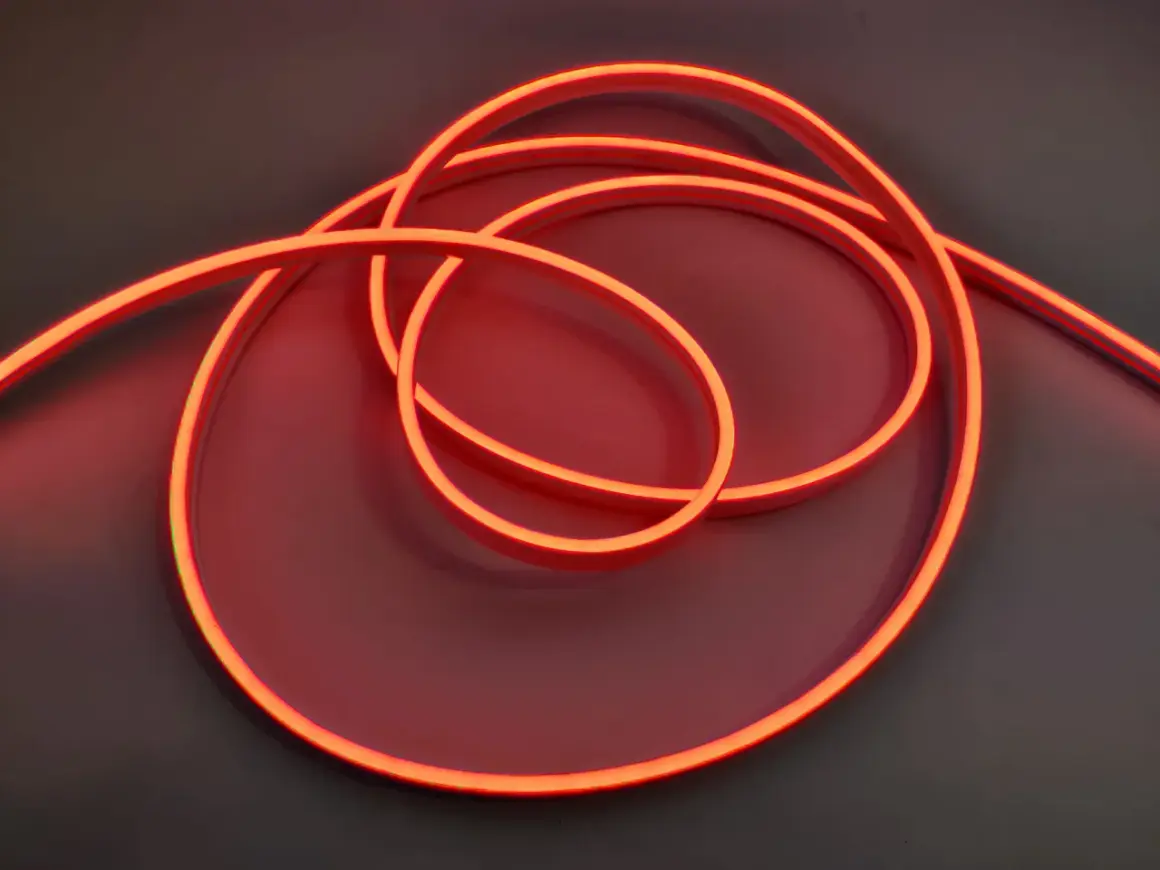 Jasny, czerwony neon wijący się na ciemnym tle.