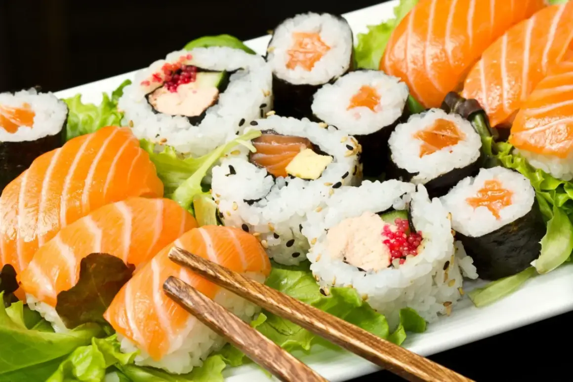 Talerz sushi z łososiem i warzywami. Czy sushi jest zdrowe? Tak, jeśli wybierasz świeże składniki i umiarkowane porcje ryżu.