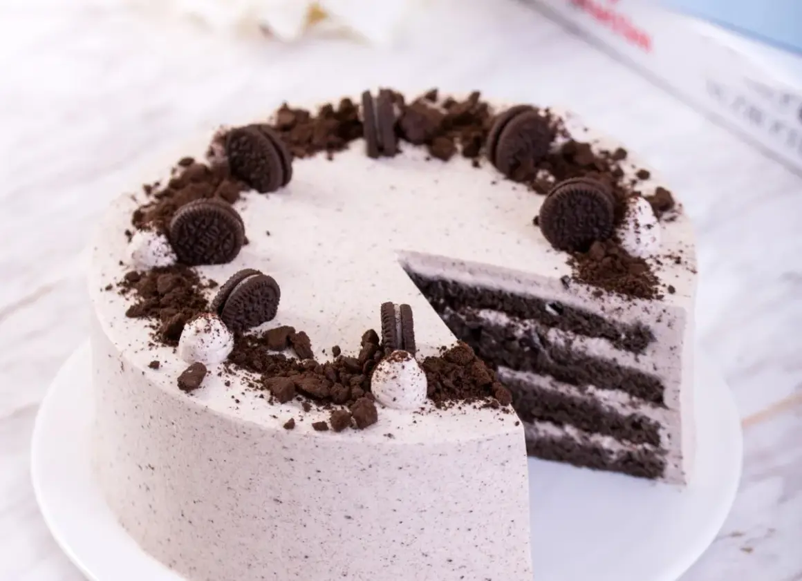 Pyszny tort z kremem oreo, ozdobiony pokruszonymi ciasteczkami i całymi oreo. Idealny na każdą okazję.