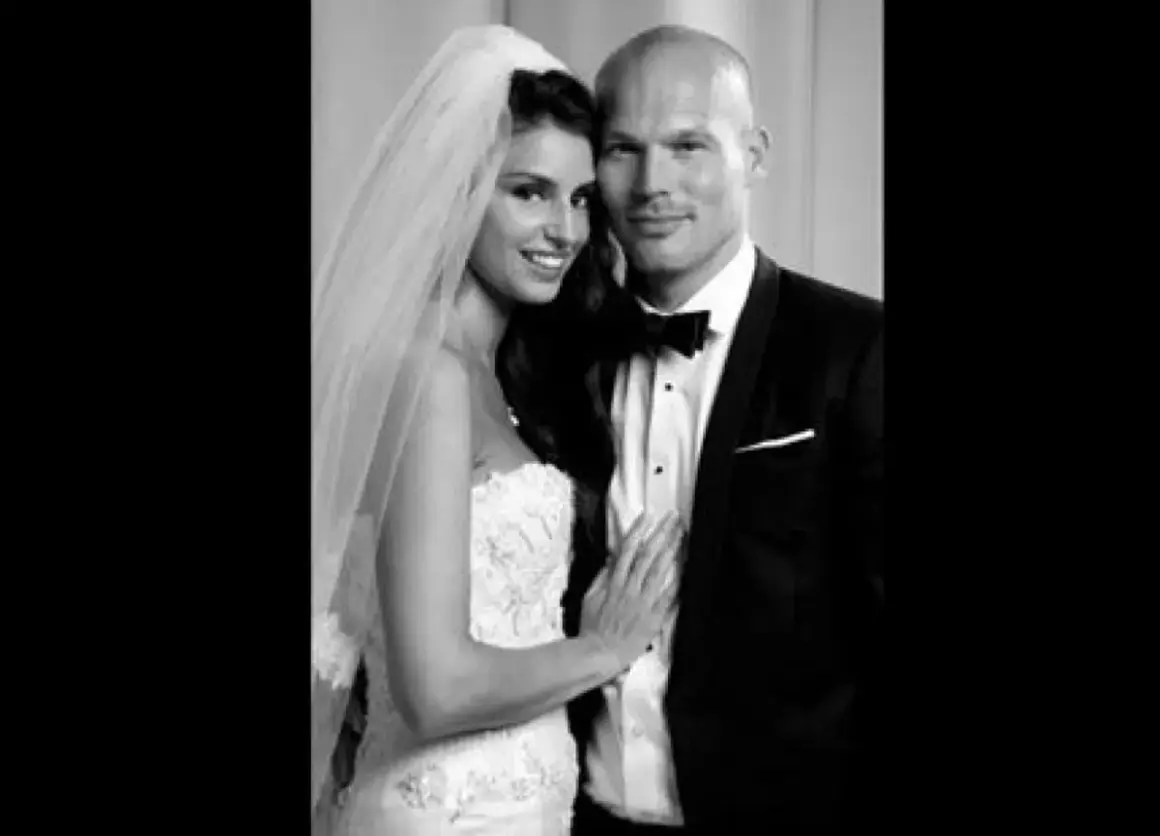Fredrik Ljungberg och hans familj på bröllopsdagen. Bruden bär en slöja och en vacker klänning, medan brudgummen är klädd i smoking.
